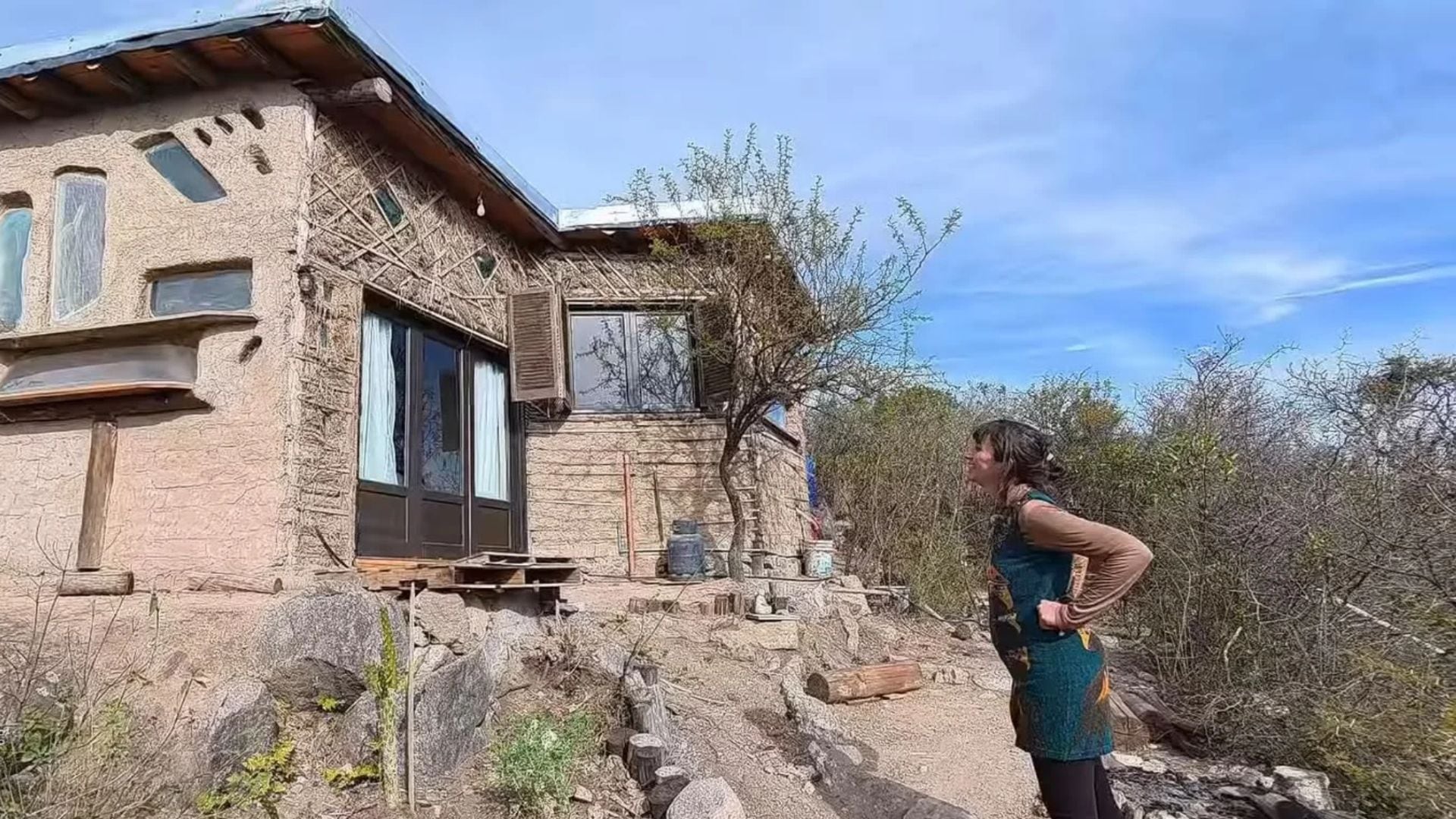 La bioconstrucción y la autoconstrucción ganaron visibilidad como alternativas frente a la crisis habitacional y los costos de vida (Yt: @ Crónicas del Cambio)