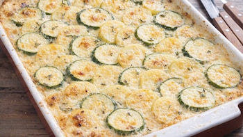Pastel de calabacín y patata gratinado: una receta con un contraste de texturas llamativo y muy saciante