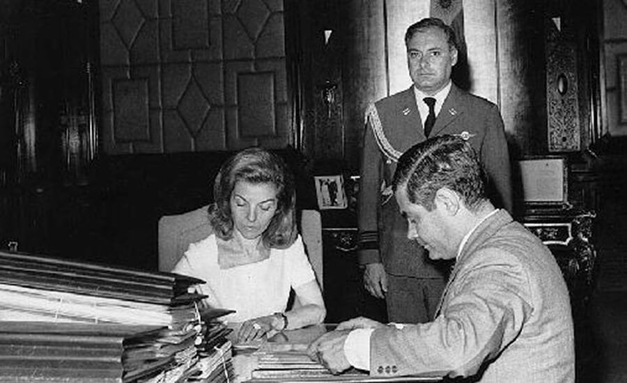 Isabel Perón en el despacho presidencial