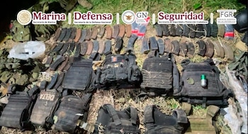 Chalecos tácticos, armas y cartuchos fueron ahllados en los diversos operativos contra cárteles en Sinaloa Foto: FGR