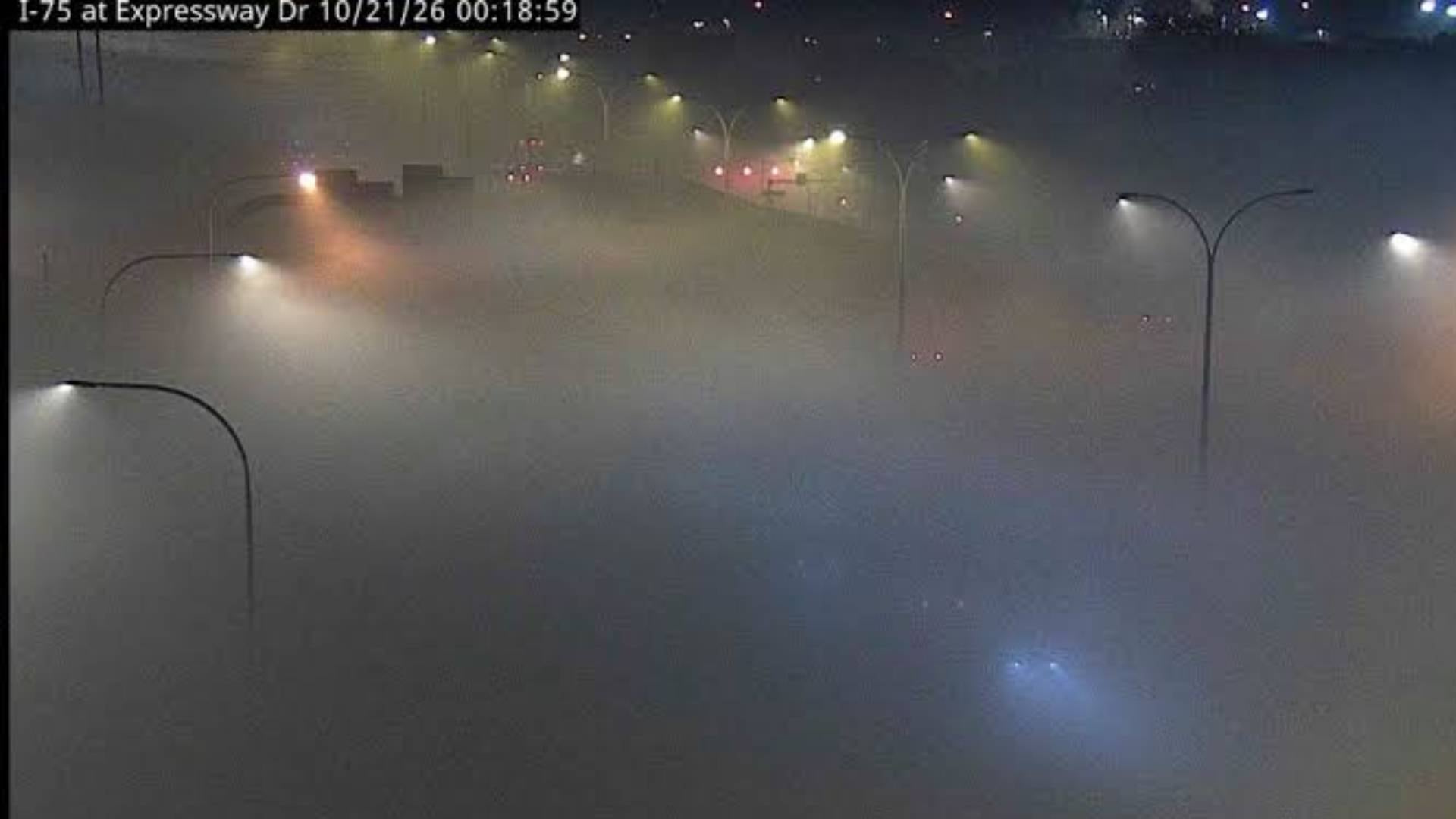 Una densa capa de niebla cubre un tramo de la autopista I-75 a la altura de Expressway Drive durante la noche. (13abc )