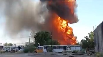 Fuerte incendio en Ciudad Obregón consume almacén de llantas