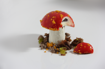 La influencia de la tradición culinaria y el creciente interés en productos artesanales y saludables están redefiniendo la pastelería en Perú, llevando postres tradicionales a nuevos niveles de sofisticación y salud.
(Postres peruanos)