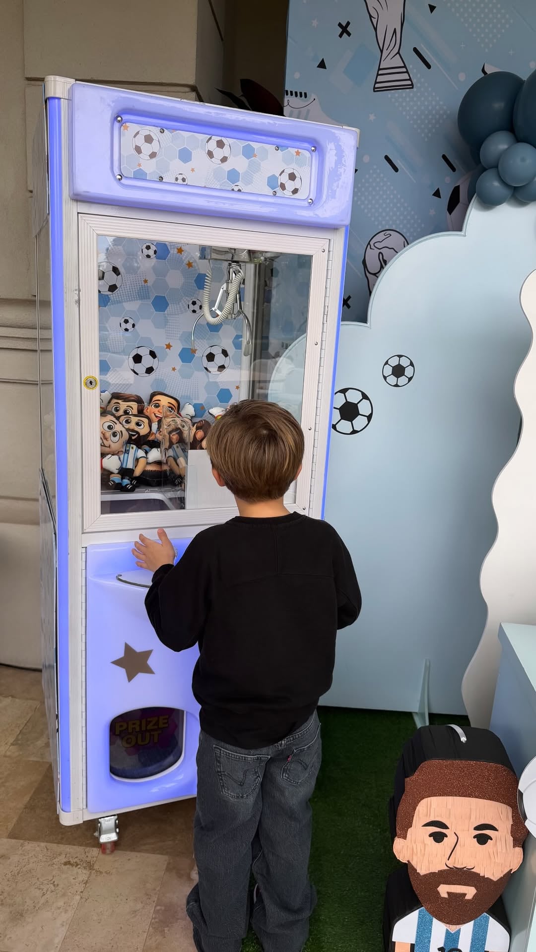 Amancio jugó con un mini Jeep, un aro de básquet y una máquina atrapa peluches con figuras de jugadores de la Selección Argentina durante la fiesta
