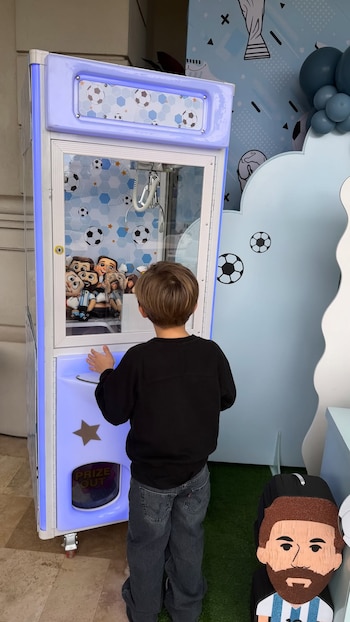 Amancio jugó con un mini Jeep, un aro de básquet y una máquina atrapa peluches con figuras de jugadores de la Selección Argentina durante la fiesta