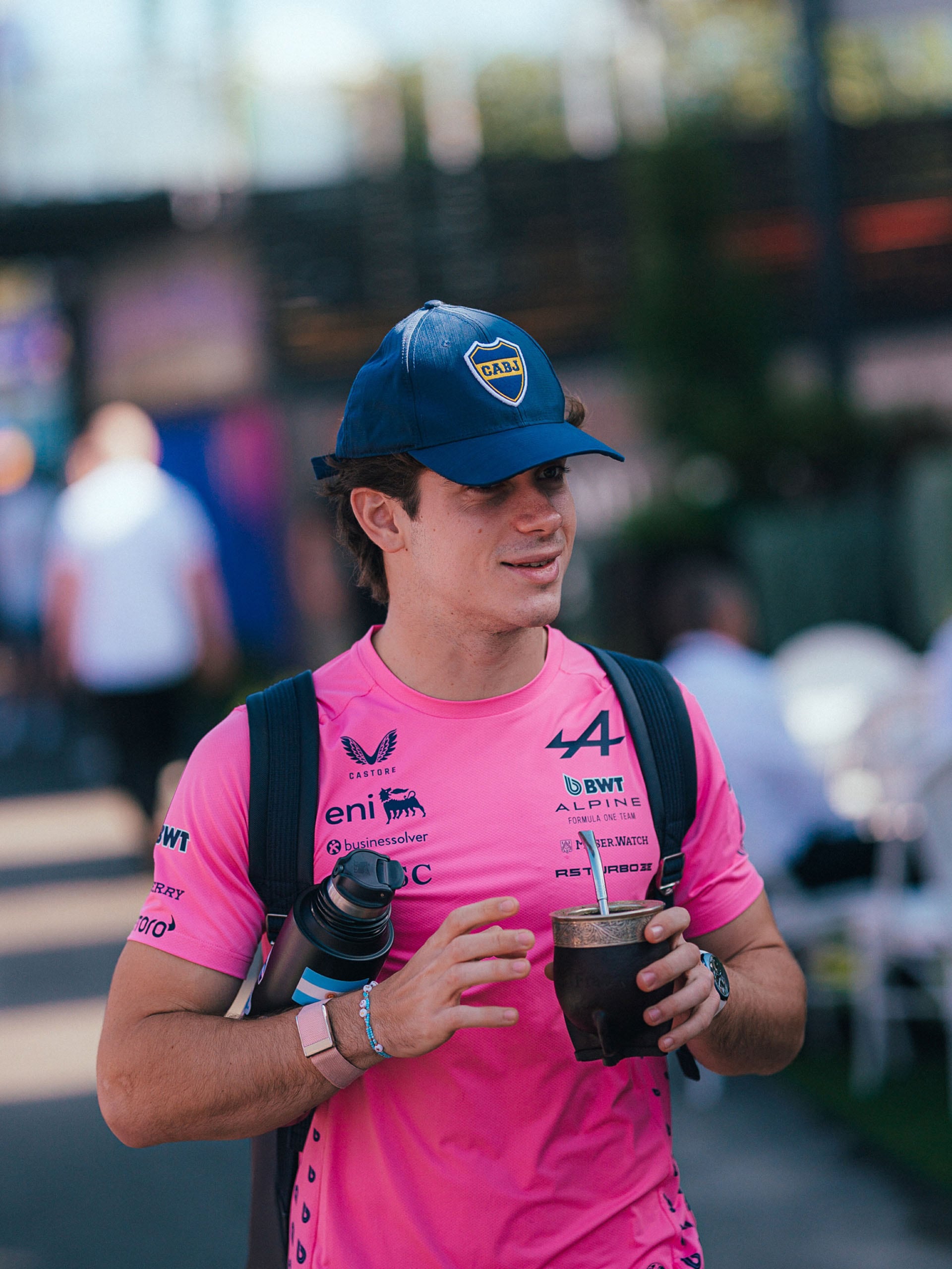 Con mate y gorra de Boca Juniors: así llegó Franco Colapinto al circuito Albert Park de Melbourne (Foto: @AlpineF1Team)