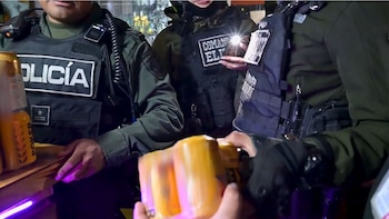 De acuerdo con las autoridades, varias de las cervezas estaban vencidas desde el año 2024 - crédito captura de video @SeguridadBOG/X