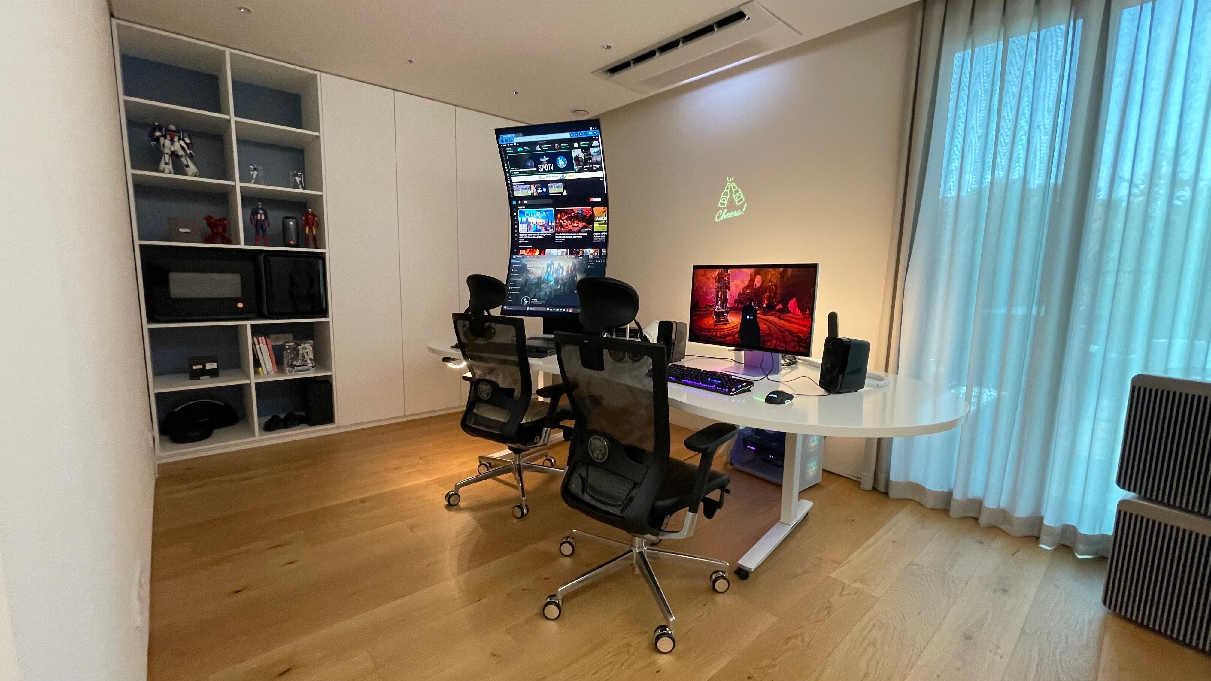 Los monitores curvos con posibilidad de rotación y la pantalla tridimensional hacen de una sala un cuarto gamer profesional