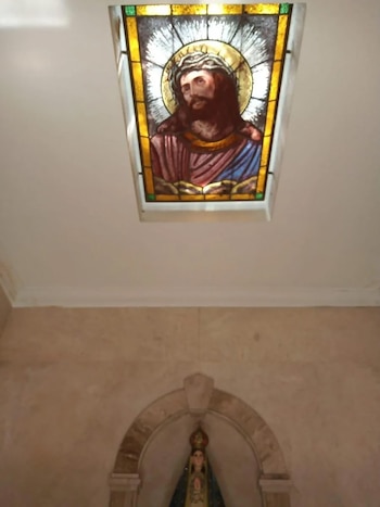 Algunas disponen con vitraux y