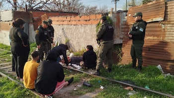 Lo encontraron muerto en la vías del tren, creyeron que había sido atropellado, pero ahora investigan un presunto homicidio