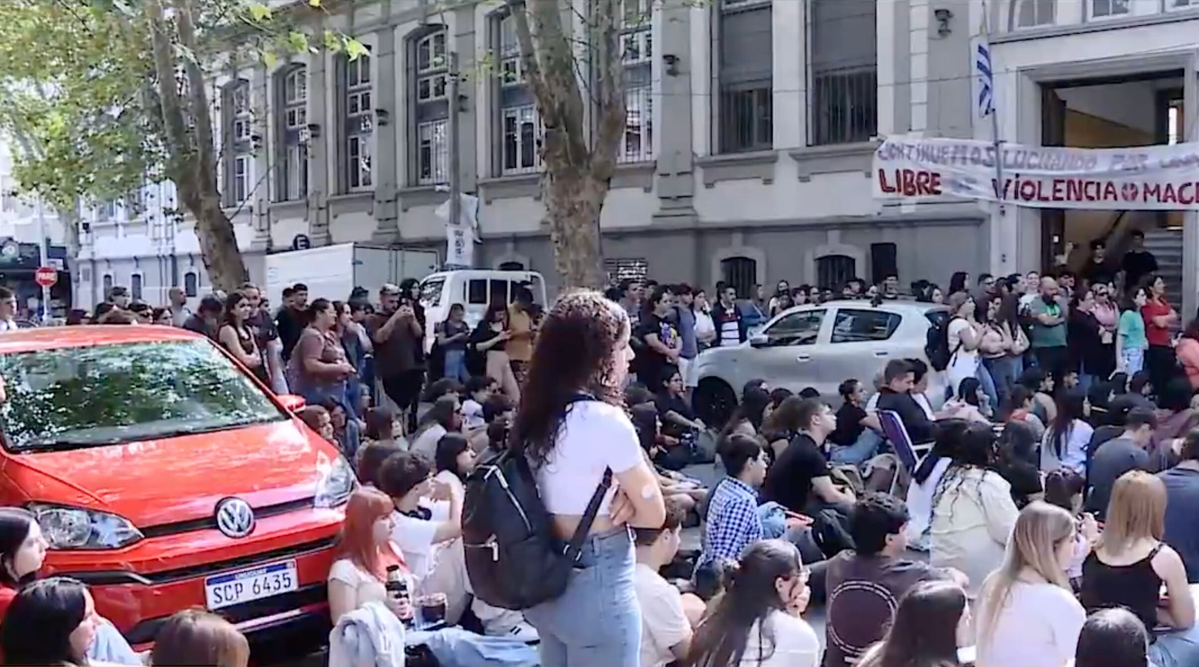 Estudiantes de la Facultad de Psicología reciben clases en la calle, en pleno Centro de Montevideo (Captura Telemundo/Canal 12)