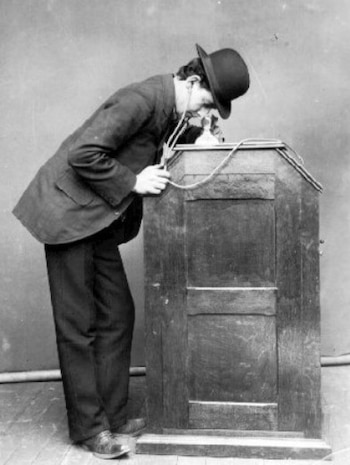 Tras el kinetoscopio, Thomas Alva Edison y su equipo desarrollaron el kinófono, que permitía añadir sonido.