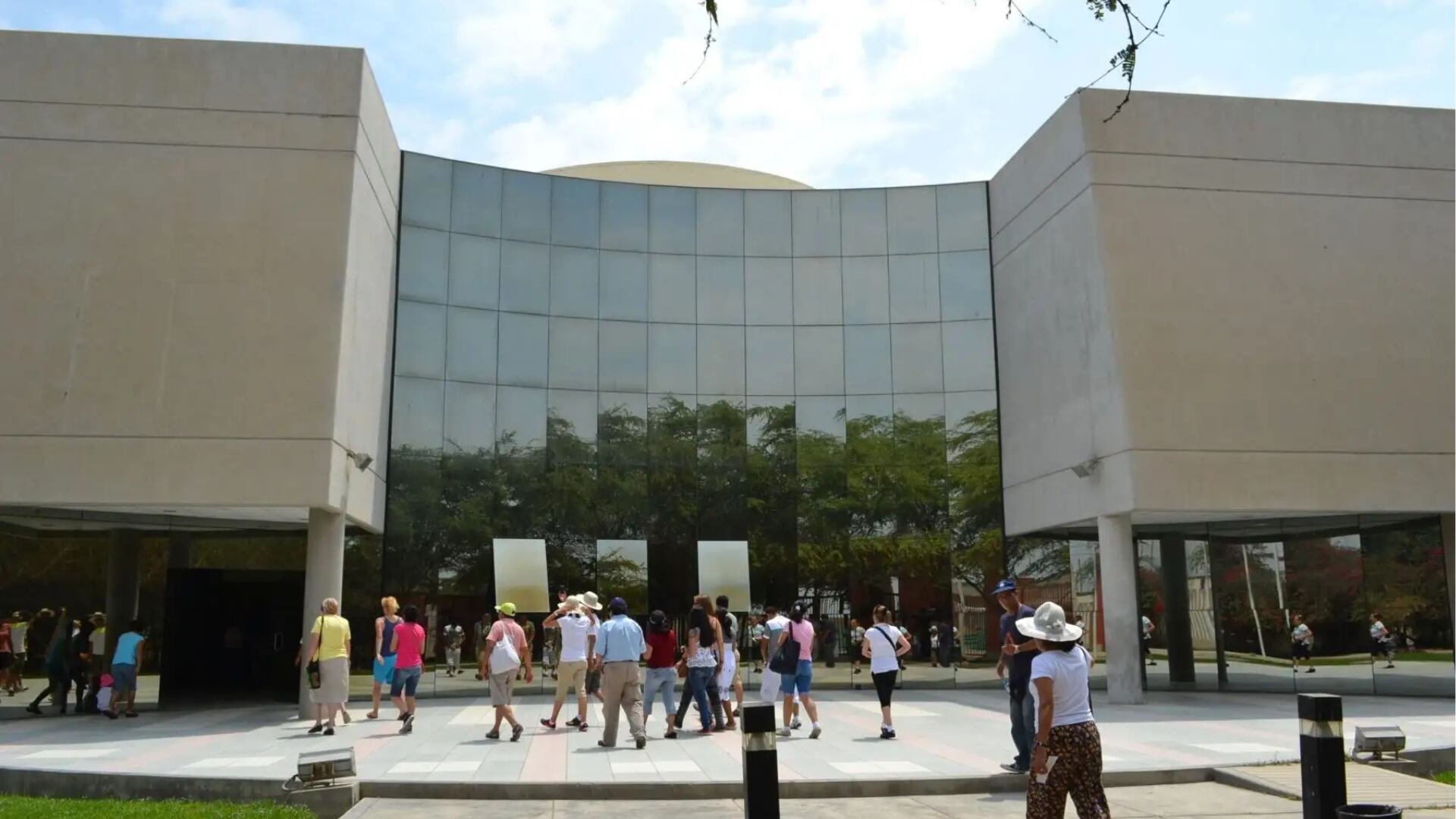 Máscara de oro con ojos de esmeralda y joyas funerarias destacan en los 25 años del Museo Nacional Sicán. (Foto: Agencia Andina)