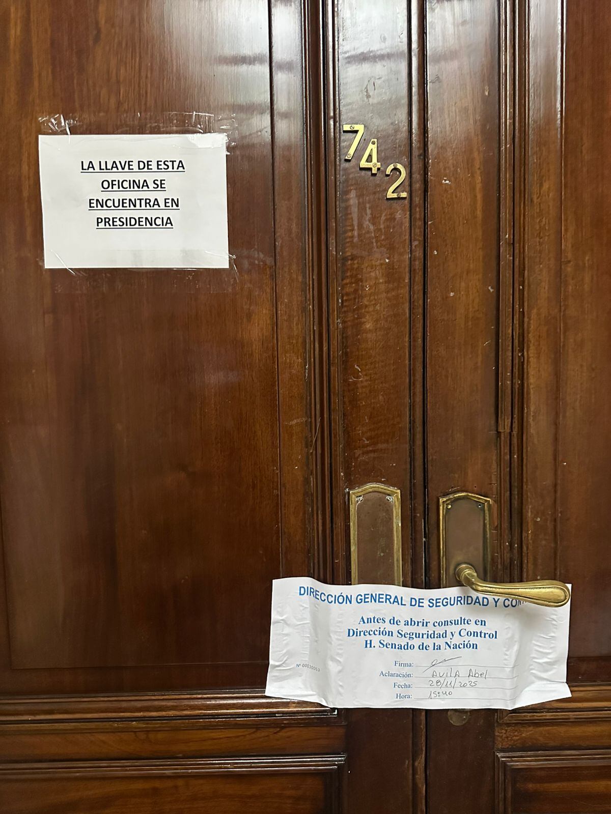 Así denunciaron que se encontraba la puerta del despacho de la senadora