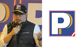 Un hombre con gorra, gafas y chaleco habla por un micrófono a la izquierda, junto al logotipo del partido Podemos Perú a la derecha