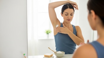 ¿Es seguro usar bicarbonato de sodio como desodorante? Esto opinan los expertos