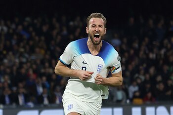 Harry Kane de Inglaterra celebra