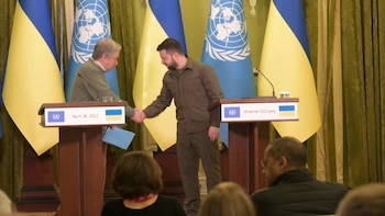 Zelensky y Guterres se saludan