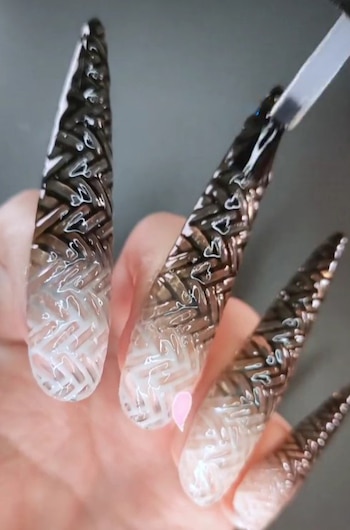 Uñas invertidas. (Tiktok: @hithead_nail)