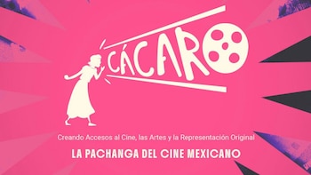Póster con fondo rosa brillante y silueta blanca de mujer gritando "CÁCARO" con carrete de cine. Incluye texto sobre acceso al cine