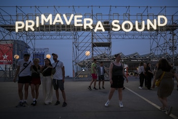Decenas de personas durante el Primavera Sound, en el Parc del Fòrum, en Barcelona