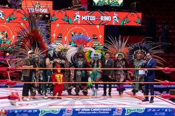 La propuesta contará con una narrativa distinta a la de cualquier otra función de lucha libre tradicional, ya que la experiencia tendrá una fuerte carga escénica y teatral, mezclando el combate sobre el cuadrilátero con elementos inspirados en la cultura y cosmovisión prehispánica. (CMLL / Diego Cedrix)