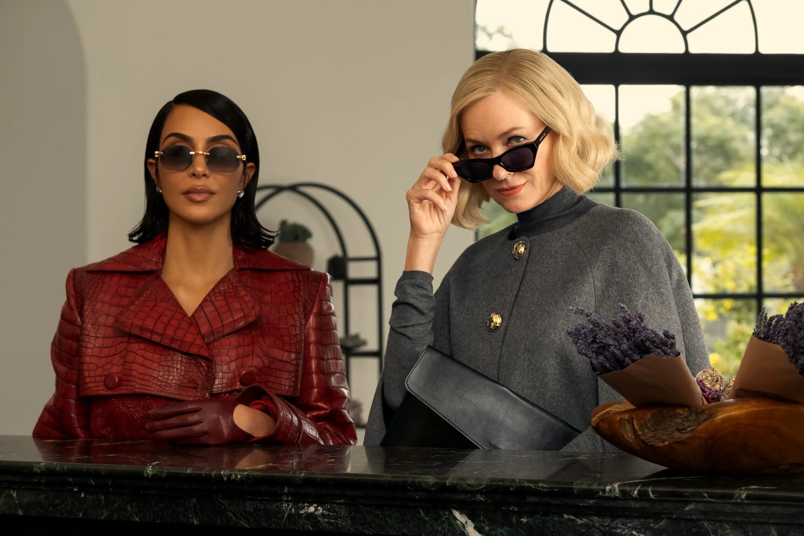 Kim Kardashian y Naomi Watts en 'Todas las de la ley', de Ryan Murphy (Disney+)