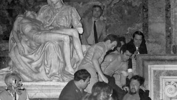 El día que La Piedad de Miguel Ángel fue vandalizada por un hombre que afirmaba ser Jesucristo: “Yo la hice y yo puedo destruirla”