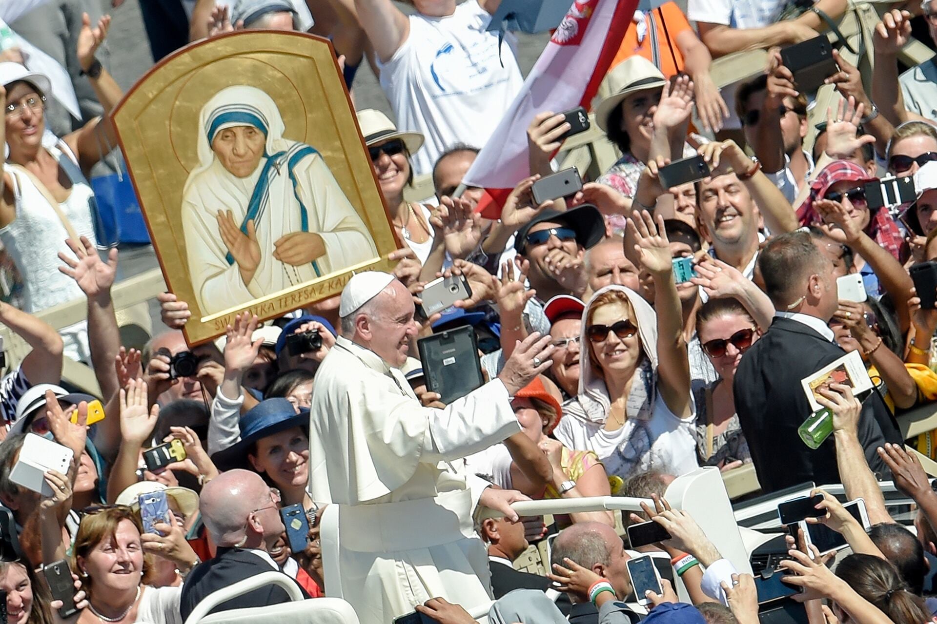 El Papa Francisco tras la canonización de la Madre Teresa de Calcuta, en la plaza de San Pedro en el Vaticano, el 4 de septiembre de 2016.(AFP/ANDREAS SOLARO)