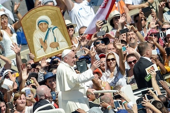 El Papa Francisco tras la canonización de la Madre Teresa de Calcuta, en la plaza de San Pedro en el Vaticano, el 4 de septiembre de 2016.(AFP/ANDREAS SOLARO)