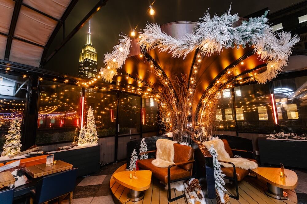 Una terraza climatizada con vista al Empire State Building refleja el espíritu invernal de la Semana de los Restaurantes de Nueva York 2026, que combina gastronomía, ambientación estacional y promociones para atraer a residentes y turistas durante la temporada baja.