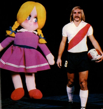 El paso por River de Reinaldi también significó más repercusión mediática, como la producción fotográfica de la revista El Gráfico al lado de la muñeca de la cual tomó su apodo.