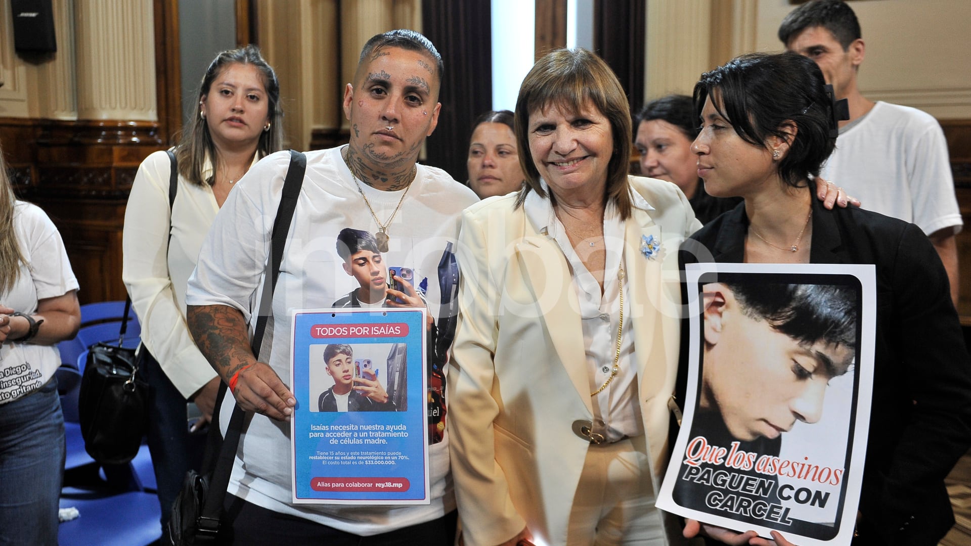 Una sonriente Bullrich junto a familiares de víctimas, cuando se votó el nuevo Régimen Penal Juvenil durante las sesiones extraordinarias de febrero pasado (Gustavo Gavotti)