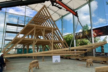 Una grúa levanta parte de