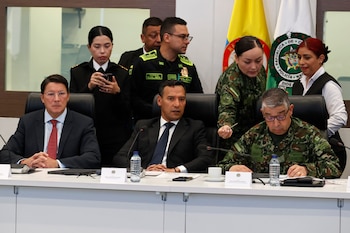 El Ministerio de Defensa activó un puesto de mando cibernético para reforzar la seguridad electoral, monitorear riesgos digitales y contrarrestar la desinformación durante la jornada del 21 de junio - crédito Mauricio Dueñas/EFE