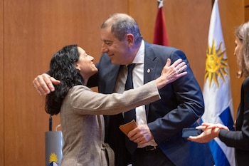 El ministro de Economía de Uruguay, Gabriel Oddone, con su antecesora en el cargo, Azucena Arbeleche (Camilo dos Santos Ayala, Presidencia)