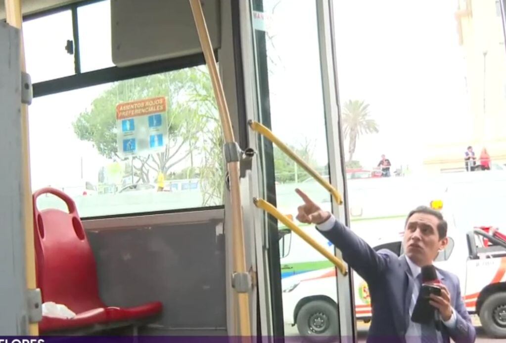 Un reportero informa desde el interior de un bus del Metropolitano en Miraflores, evidenciando las malas condiciones tras el accidente que dejó 40 heridos y reveló la inseguridad de los vehículos. (Canal N)