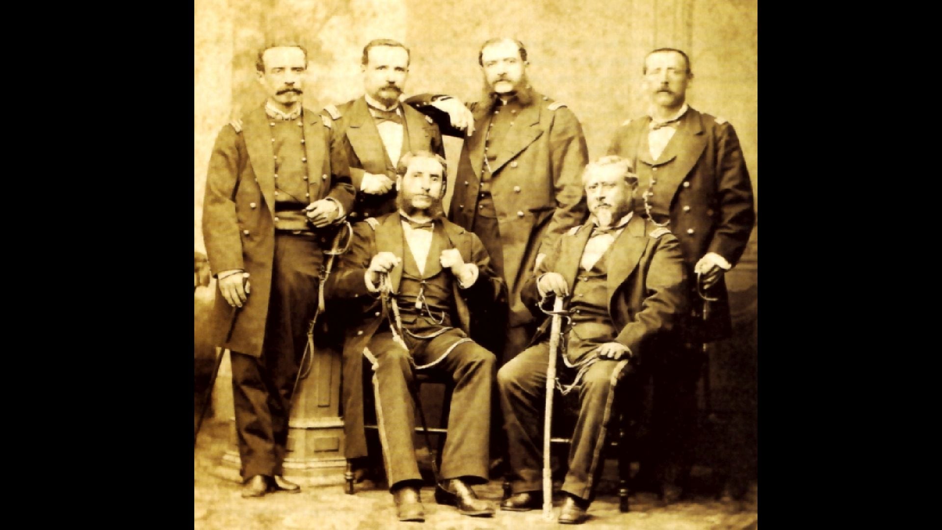 Fotografía captada hacia 1880, donde se aprecia a Cáceres (primero de la izquierda, sentado) junto a Ramón Zavala. Parados: Remigio Morales Bermúdez, César Canevaro y Francisco de Mendizábal y Andrés Freyre Arias (Estudio Cosme Rodrigo & Co).