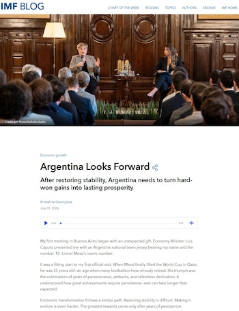 Kristalina Georgieva habla en un auditorio frente a una audiencia. Una mujer sentada a su lado, y paredes de madera en el fondo
