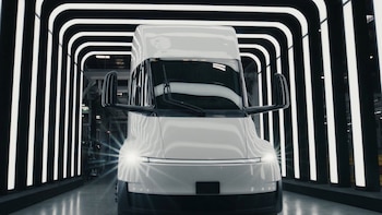 Tesla arranca la producción a gran escala de su camión eléctrico Semi, que llegará a Europa en 2027