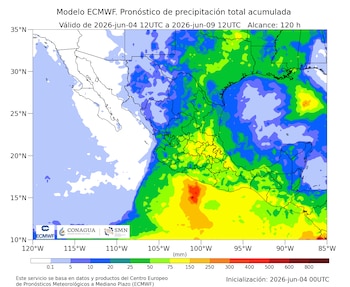 Mapa meteorológico que muestra la precipitación acumulada en México y Centroamérica, con un rango de colores desde azul claro a rojo intenso indicando milímetros