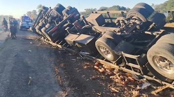 El conductor del camión volcado