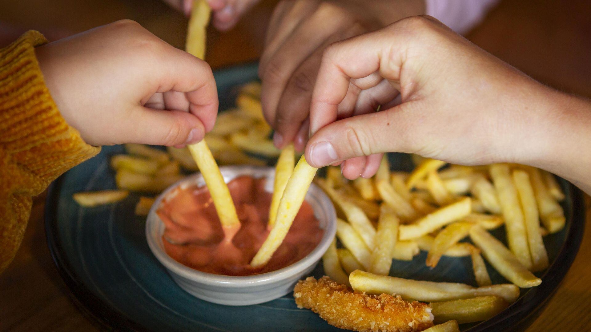 Las papa fritas se convierten en el acompañamiento perfecto para cualquier ocasión. (Freepik)