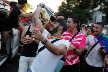 Cientos de salvadoreños exigen respetar derechos de personas LGBTIQ+ en marcha de Orgullo