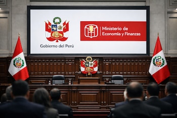 Pantalla grande con logos del Gobierno de Perú y Ministerio de Economía y Finanzas, dos banderas peruanas, escudo nacional, estrado de madera y personas.