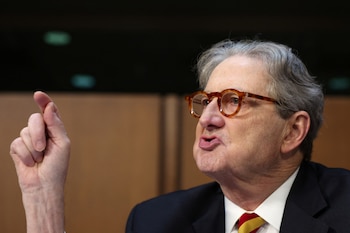 John Kennedy cuestionó a Patel en la audiencia y advirtió que el cambio sobre bestialismo daña la reputación del FBI. (REUTERS/Evelyn Hockstein)