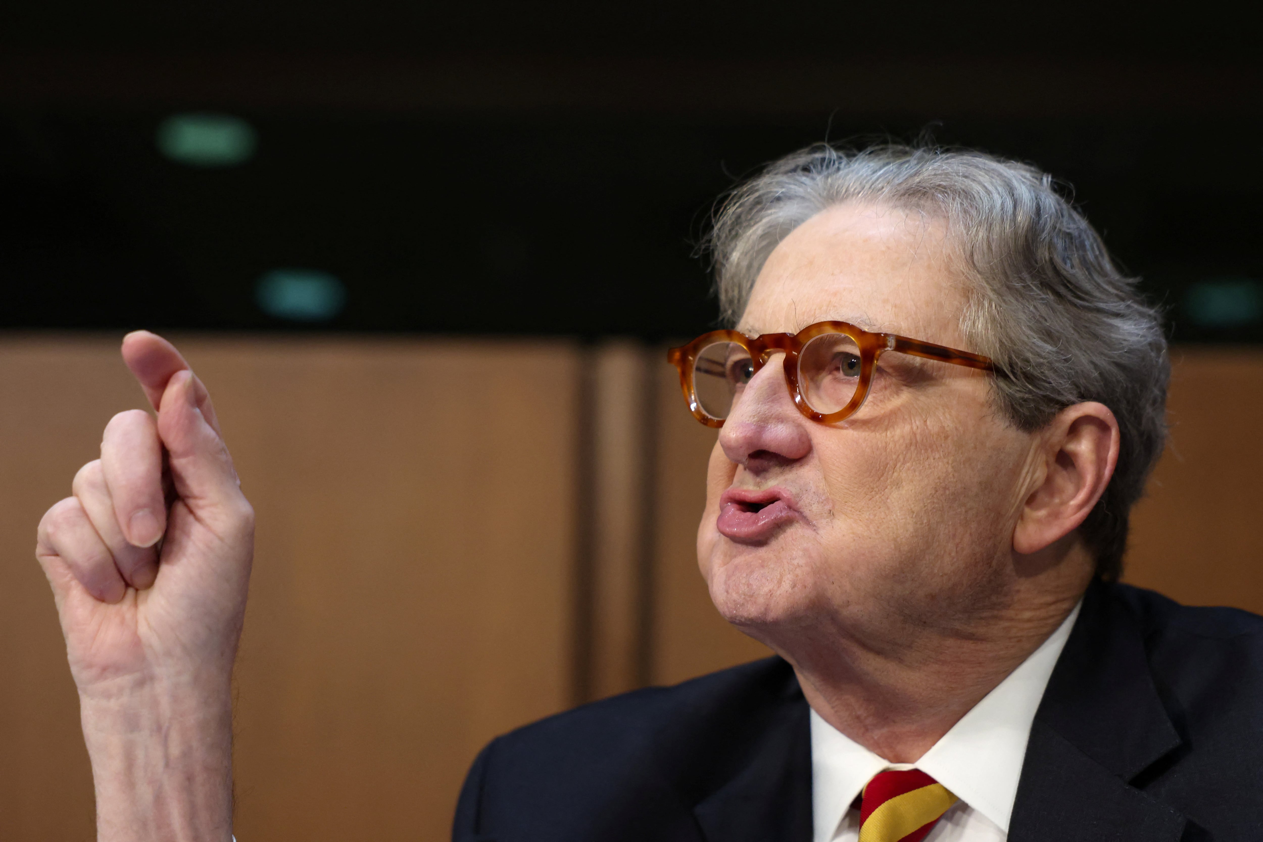 John Kennedy cuestionó a Patel en la audiencia y advirtió que el cambio sobre bestialismo daña la reputación del FBI. (REUTERS/Evelyn Hockstein)