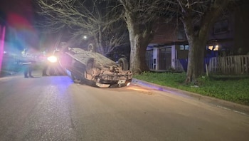 Así quedó el Volkswagen Gol tras chocar contra un árbol y volcar en la zona del estadio José María Minella (Fuente: La Capital)