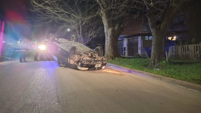 Así quedó el Volkswagen Gol tras chocar contra un árbol y volcar en la zona del estadio José María Minella (Fuente: La Capital)