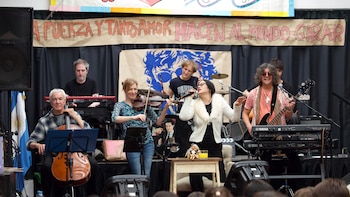 Como homenaje a sus 75 años, la banda del Unplugged de Charly García tocó en una escuela primaria de Belgrano